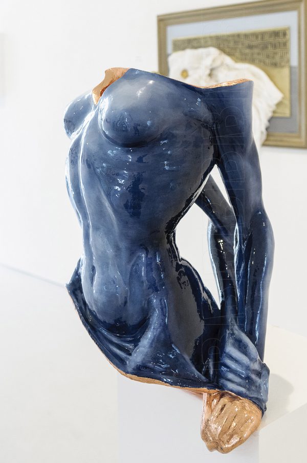 Running On Empty, torso van een vrouw in blauw