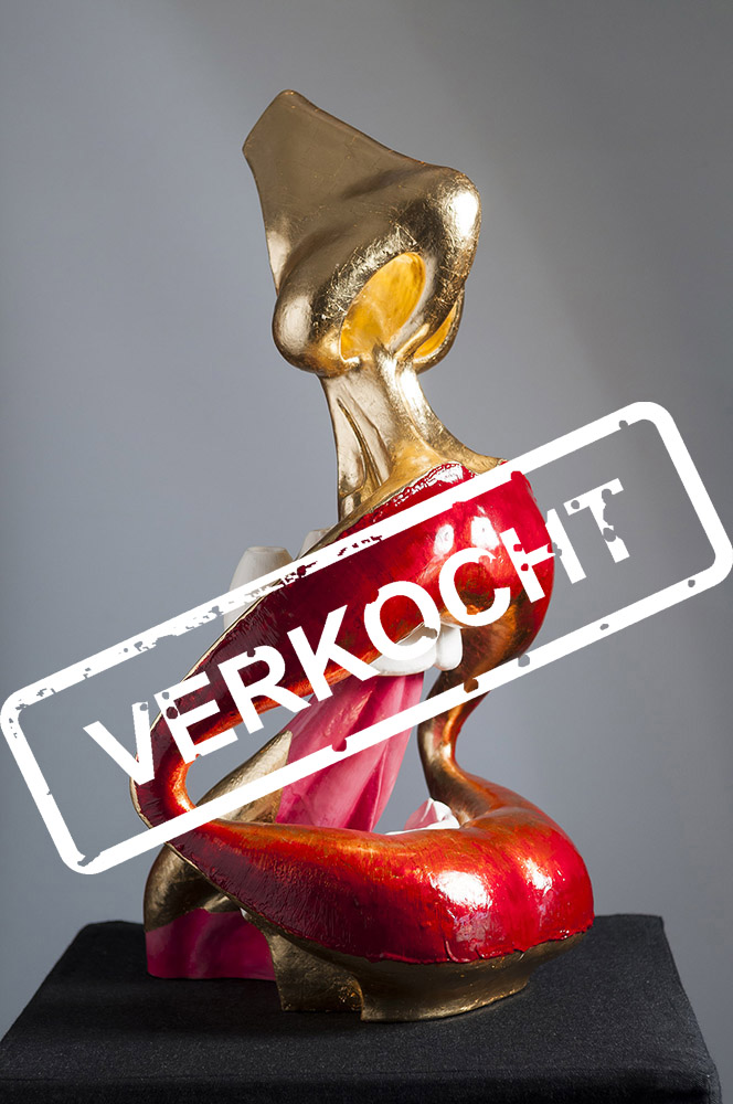 Sculptuur van mond in rood en goudkleurig bladmetaal. Sculpture of mouth in red and gold coloured leafmetal.