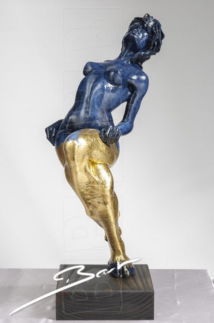 Betaalbare sculptuur van vrouw op een hertenhoef in blauw en goudkleurig bladmetaal.