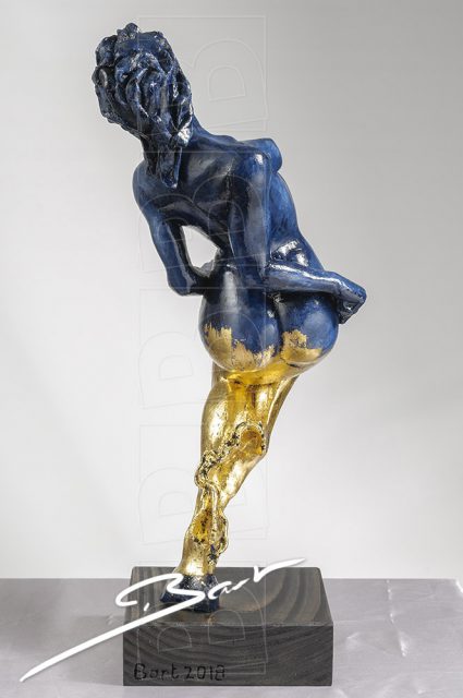 Betaalbare sculptuur van vrouw op een hertenhoef in blauw en goudkleurig bladmetaal.