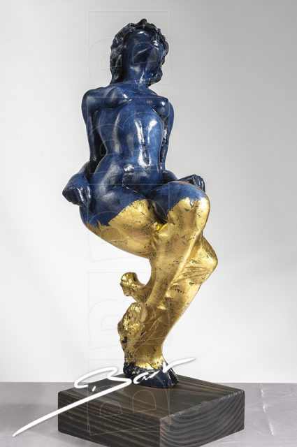 Betaalbare sculptuur van vrouw op een hertenhoef in blauw en goudkleurig bladmetaal.