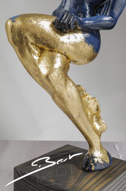 Sculptuur van vrouw op een hertenhoef in blauw en goudkleurig bladmetaal.