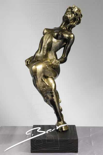 Betaalbare sculptuur van vrouw op een hertenhoef in zwart en goud.