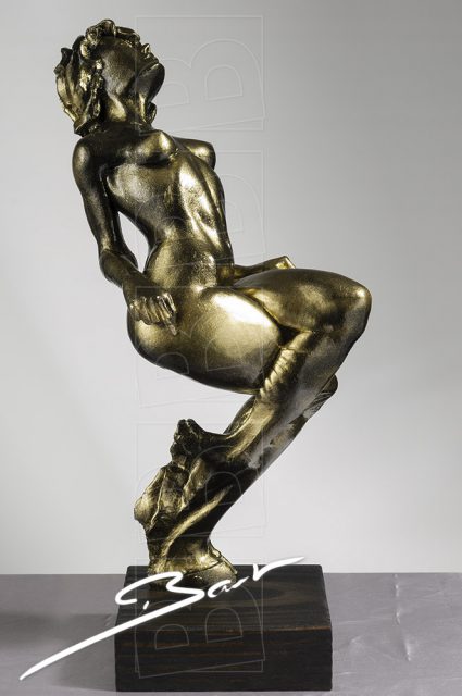 Betaalbare sculptuur van vrouw op een hertenhoef in zwart en goud.