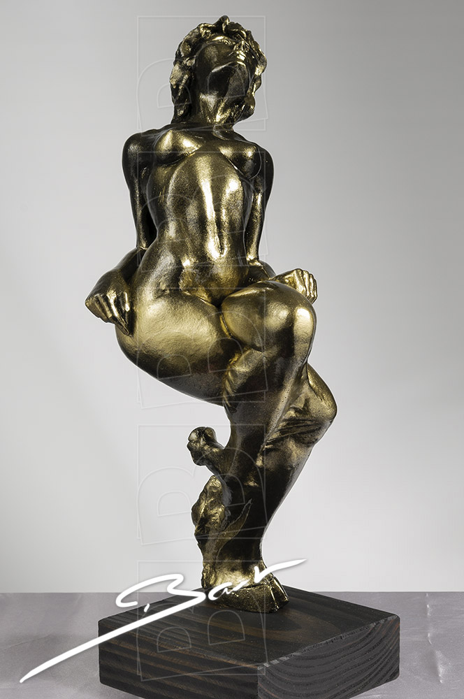 Betaalbare sculptuur van vrouw op een hertenhoef in zwart en goud.