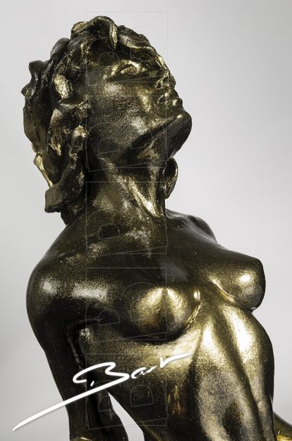 Betaalbare sculptuur van vrouw op een hertenhoef in zwart en goud.