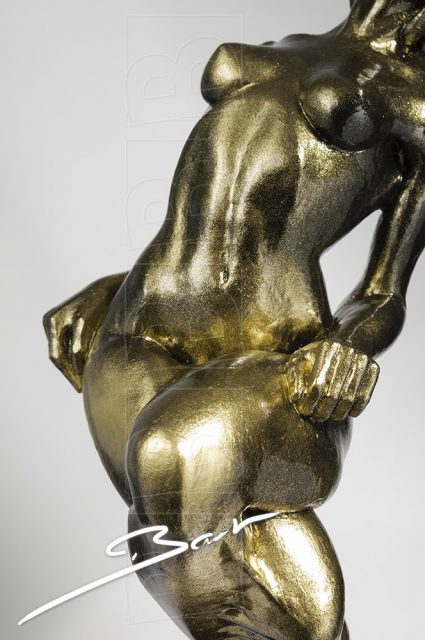 Betaalbare sculptuur van vrouw op een hertenhoef in zwart en goud.
