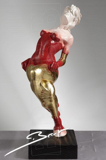 Betaalbare sculptuur van vrouw op een hertenhoef in rood, wit en goudkleurig bladmetaal.