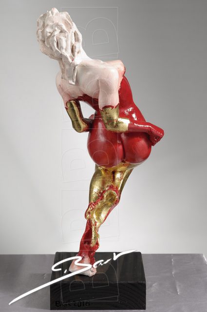 Betaalbare sculptuur van vrouw op een hertenhoef in rood, wit en goudkleurig bladmetaal.