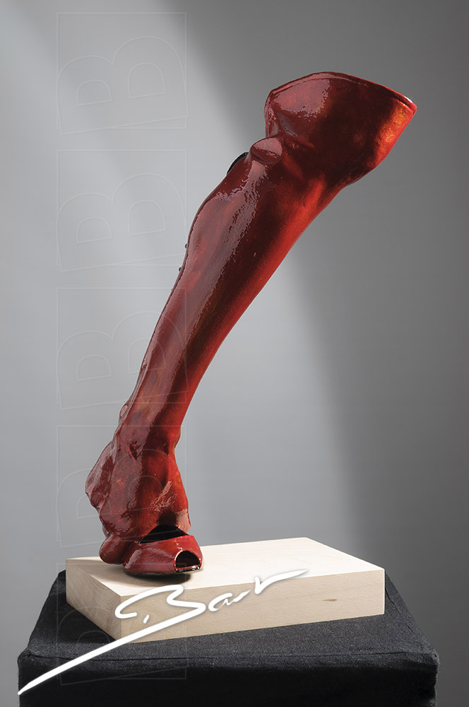 sculptuur van been met hand en schoen die samen een laars vormen, sculpturen of a leg, a hand and a shoe that together make a boot 