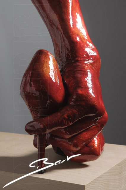 sculptuur van been met hand en schoen die samen een laars vormen, sculpturen of a leg, a hand and a shoe that together make a boot