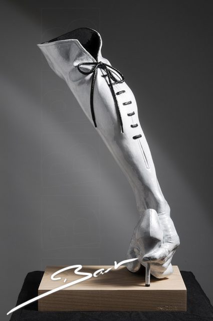 sculptuur van been met hand en schoen die samen een laars vormen, sculpturen of a leg, a hand and a shoe that together make a boot