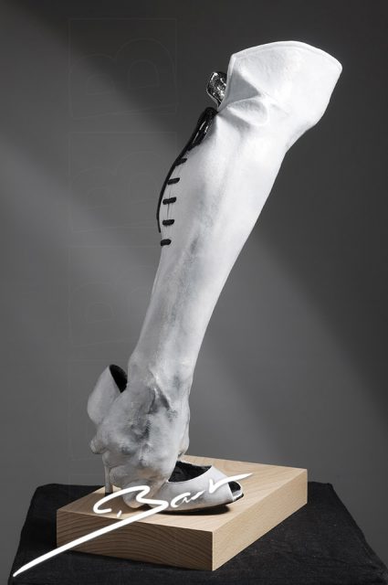 sculptuur van been met hand en schoen die samen een laars vormen, sculpturen of a leg, a hand and a shoe that together make a boot