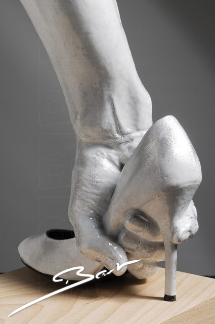 sculptuur van been met hand en schoen die samen een laars vormen, sculpturen of a leg, a hand and a shoe that together make a boot