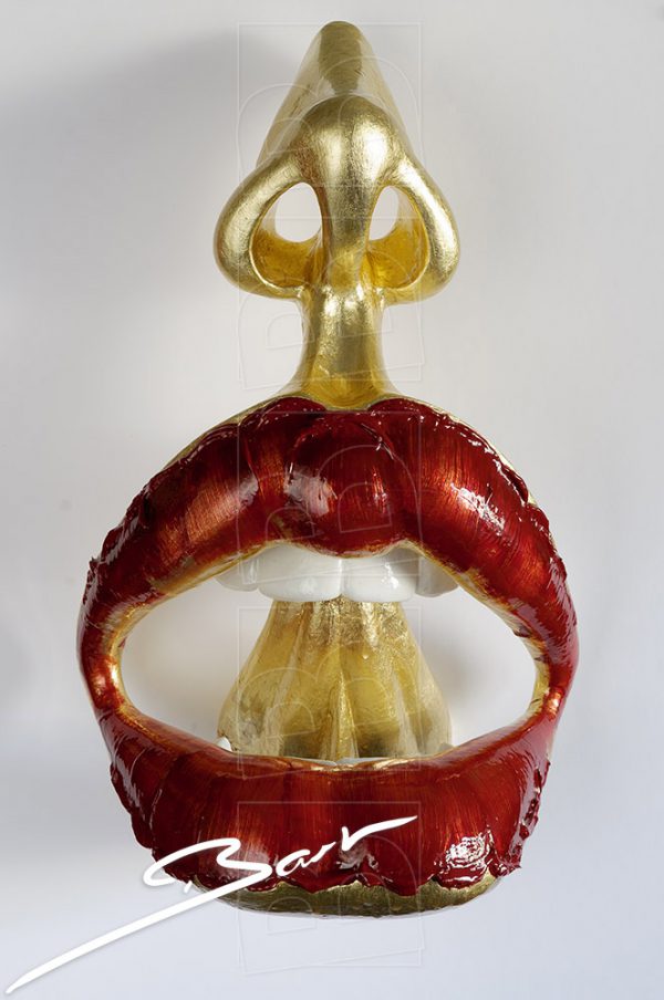 Sculptuur van open mond met tong en neus in goud en rood. Sculpture of open mouth with tongs and nose in gold colour and red.