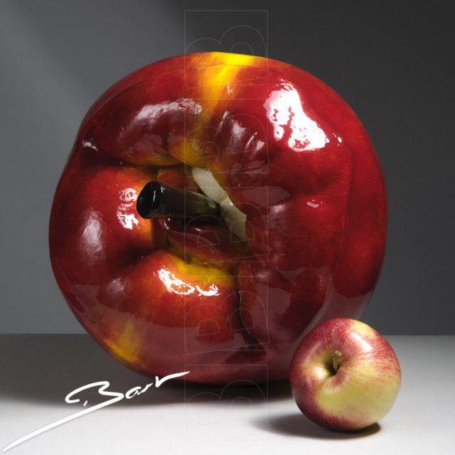 Beeld: Kus van een grote apple. Art: a big apple that kisses.