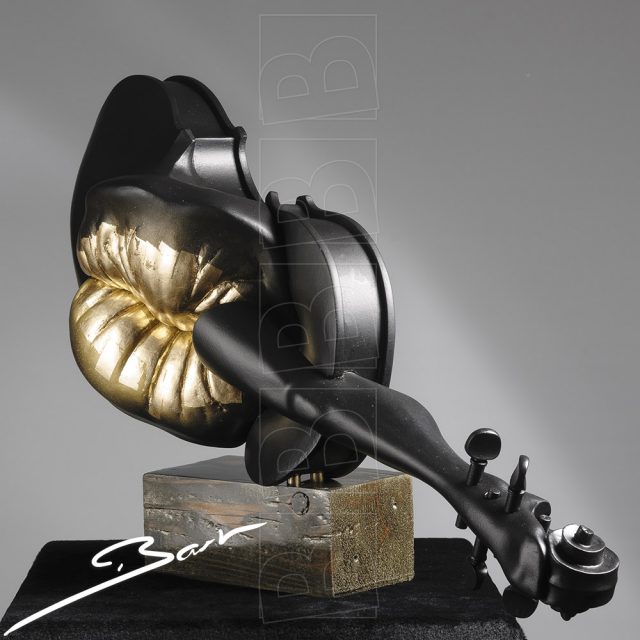 Beeld in de vorm van een viool, met daarop een mond, sculpture of a violin with a mouth