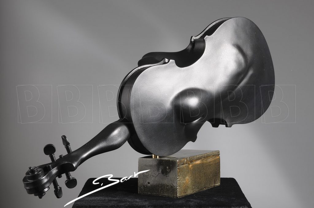 Beeld in de vorm van een viool, met daarop een mond, sculpture of a violin with a mouth
