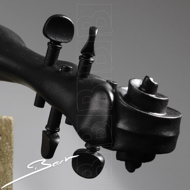 Beeld in de vorm van een viool, met daarop een mond, sculpture of a violin with a mouth