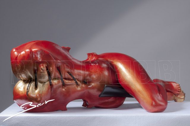 Surrealistische sculptuur bestaande uit een viool, dichtgenaaide mond en liggende vrouw. Surrealistic sculpture in the form of a violin, mouth and reclining woman.