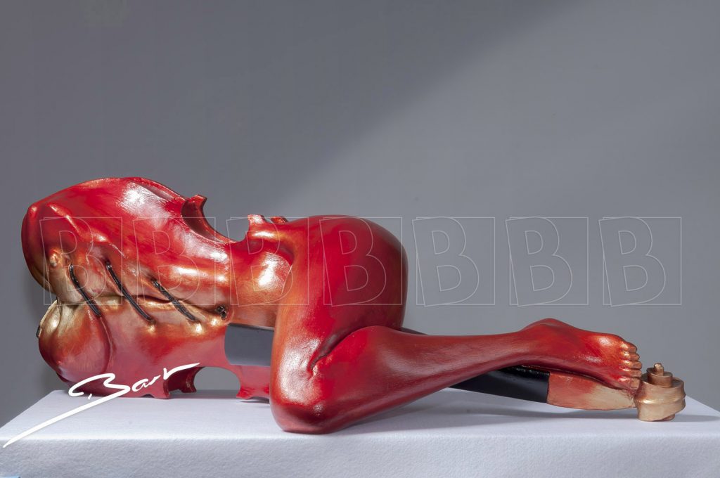 Surrealistische sculptuur bestaande uit een viool, dichtgenaaide mond en liggende vrouw. Surrealistic sculpture in the form of a violin, mouth and reclining woman.