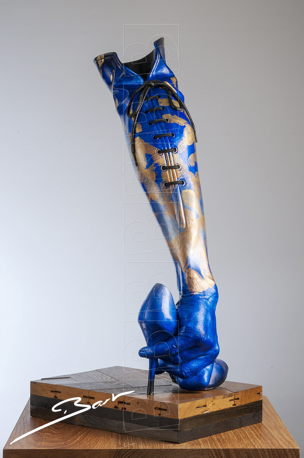 Sculptuur van hand, been en schoen die samen een laars vormen. Sculpture of hand, leg and shoe, together forming a boot.