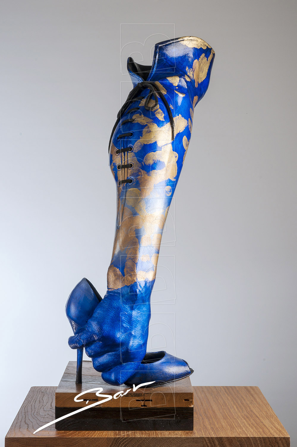 Sculptuur van hand, been en schoen die samen een laars vormen. Sculpture of hand, leg and shoe, together forming a boot.