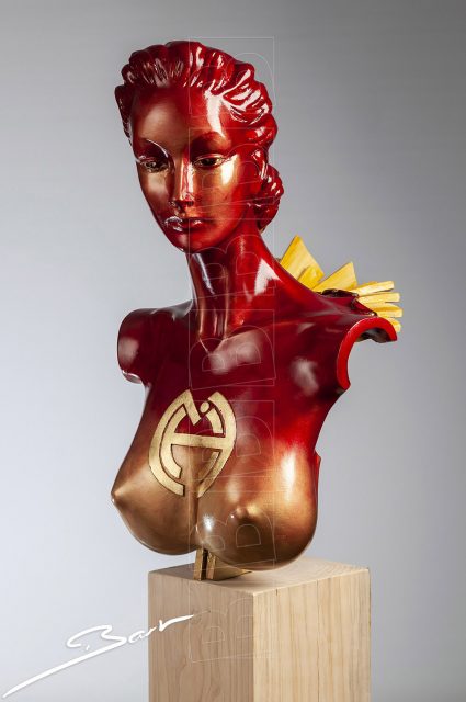 Bust of a woman with wooden wings and pinned-up skin. Borstbeeld van een vrouw met houten vleugels en vast genagelde huid.
