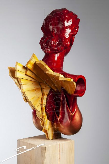 Bust of a woman with wooden wings and pinned-up skin. Borstbeeld van een vrouw met houten vleugels en vast genagelde huid.