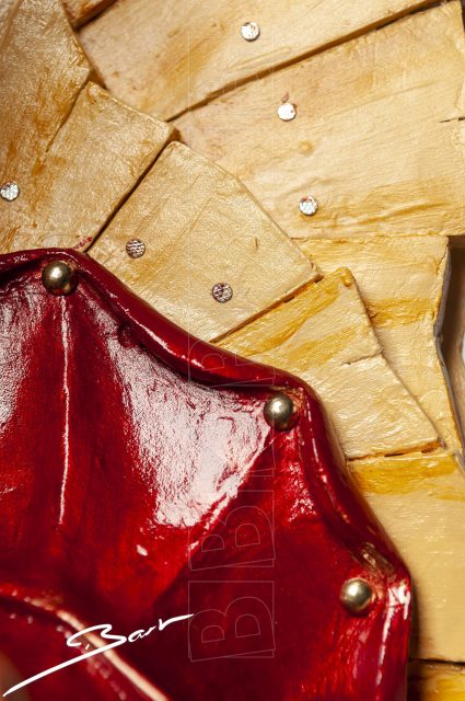 Detail of a bust of a woman with wooden wings and pinned-up skin. Detail van borstbeeld van een vrouw met houten vleugels en vast genagelde huid.