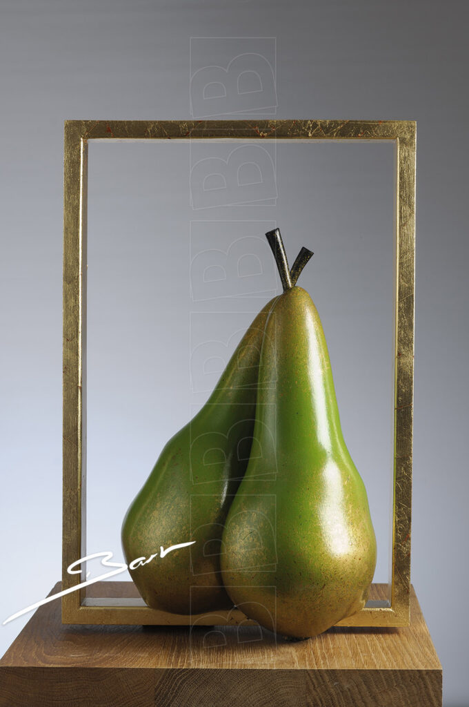 Sculptuur van 2 peren in een goudkleurige lijst, die ook gemakkelijk voor billen aangezien kunnen worden. Sculpture of two pears in a gold colored frame, in wich easily a butt could be recognized.