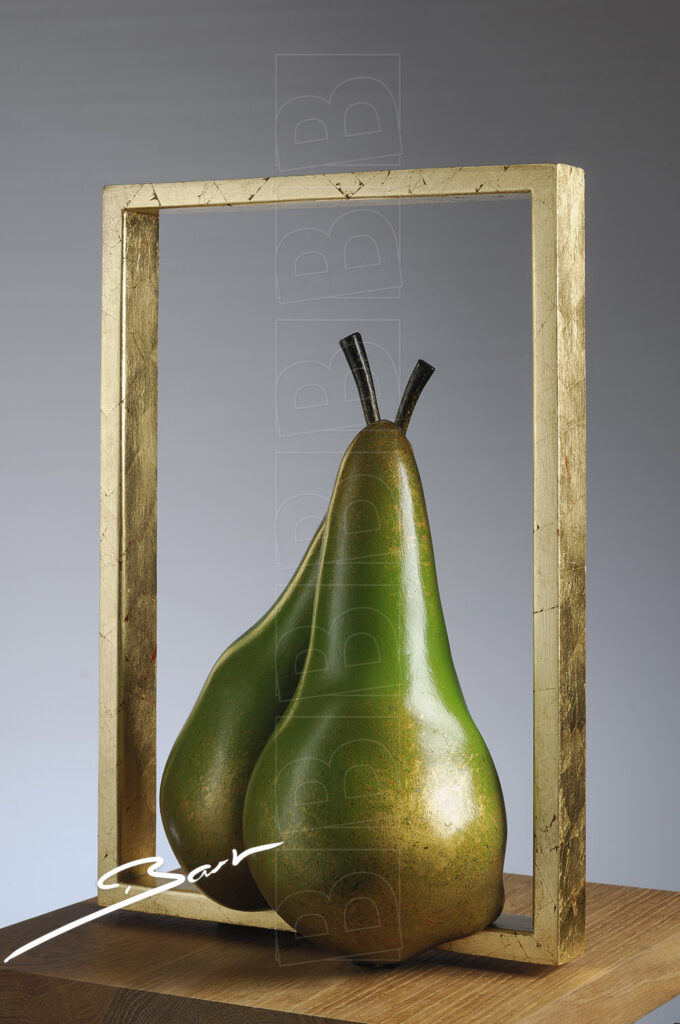 Sculptuur van 2 peren in een goudkleurige lijst, die ook gemakkelijk voor billen aangezien kunnen worden. Sculpture of two pears in a gold colored frame, in wich easily a butt could be recognized.