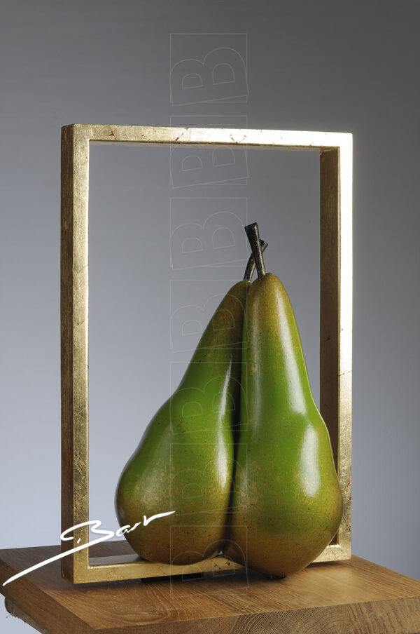 Sculptuur van 2 peren in een goudkleurige lijst, die ook gemakkelijk voor billen aangezien kunnen worden. Sculpture of two pears in a gold colored frame, in wich easily a butt could be recognized.