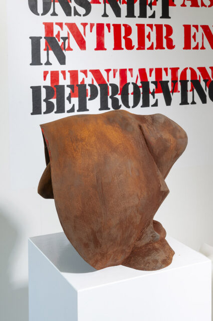 Sculptuur van een monnik met een kap over zijn hoofd. Sculpture of a monk with a hood over his head. By Bart van der Voort.