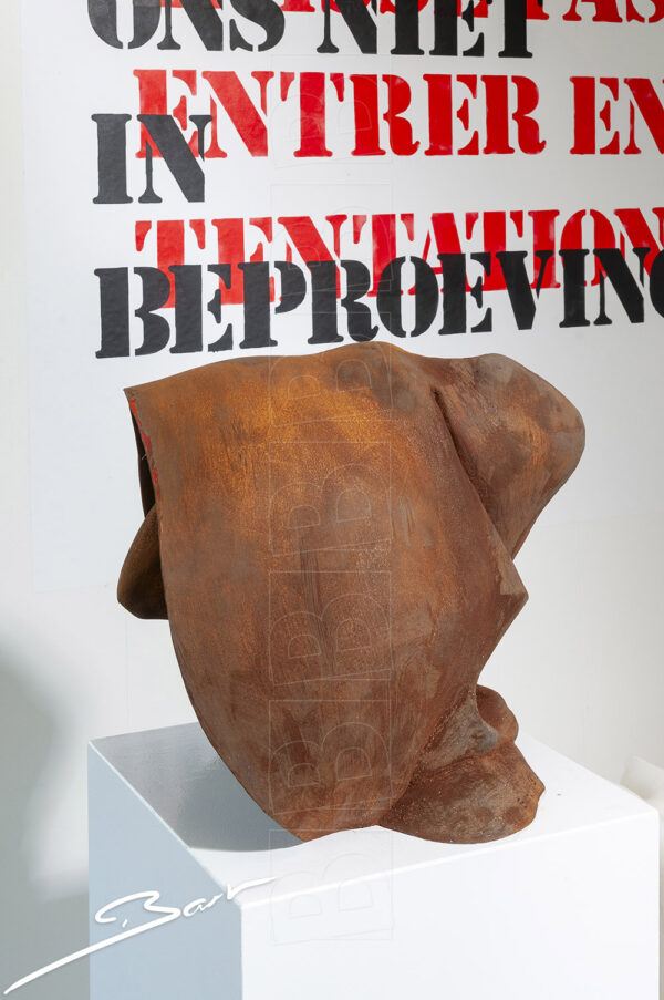Sculptuur van een monnik met een kap over zijn hoofd. Sculpture of a monk with a hood over his head. By Bart van der Voort.