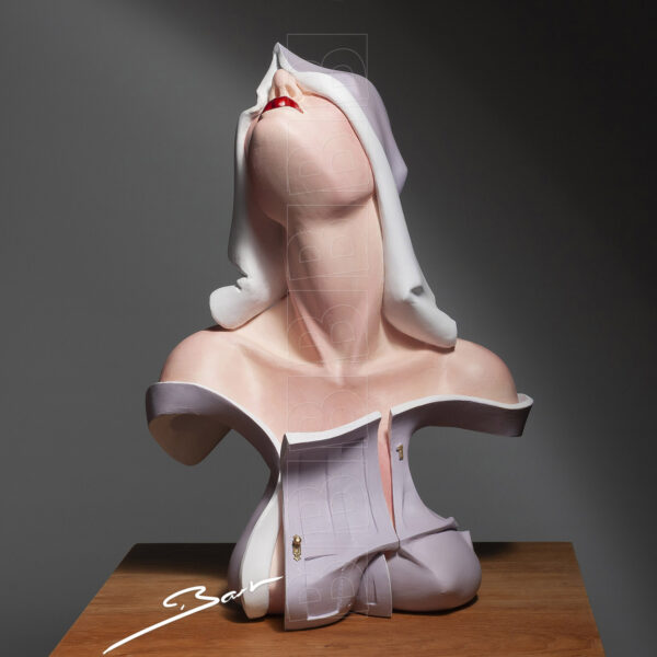 Sculptuur van hoofd en buste van een vrouw met deur voor haar boezem, geblindeerd door haar hoofddoek. Sculpture of the head and shoulders of a woman with a door before her bosom and blindfolded by her headscarf.