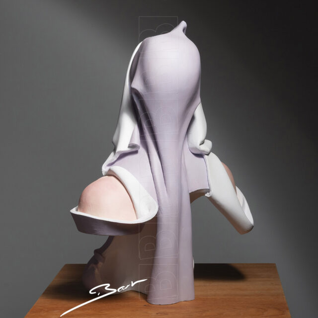 Sculptuur van hoofd en buste van een vrouw met deur voor haar boezem, geblindeerd door haar hoofddoek. Sculpture of the head and shoulders of a woman with a door before her bosom and blindfolded by her headscarf.