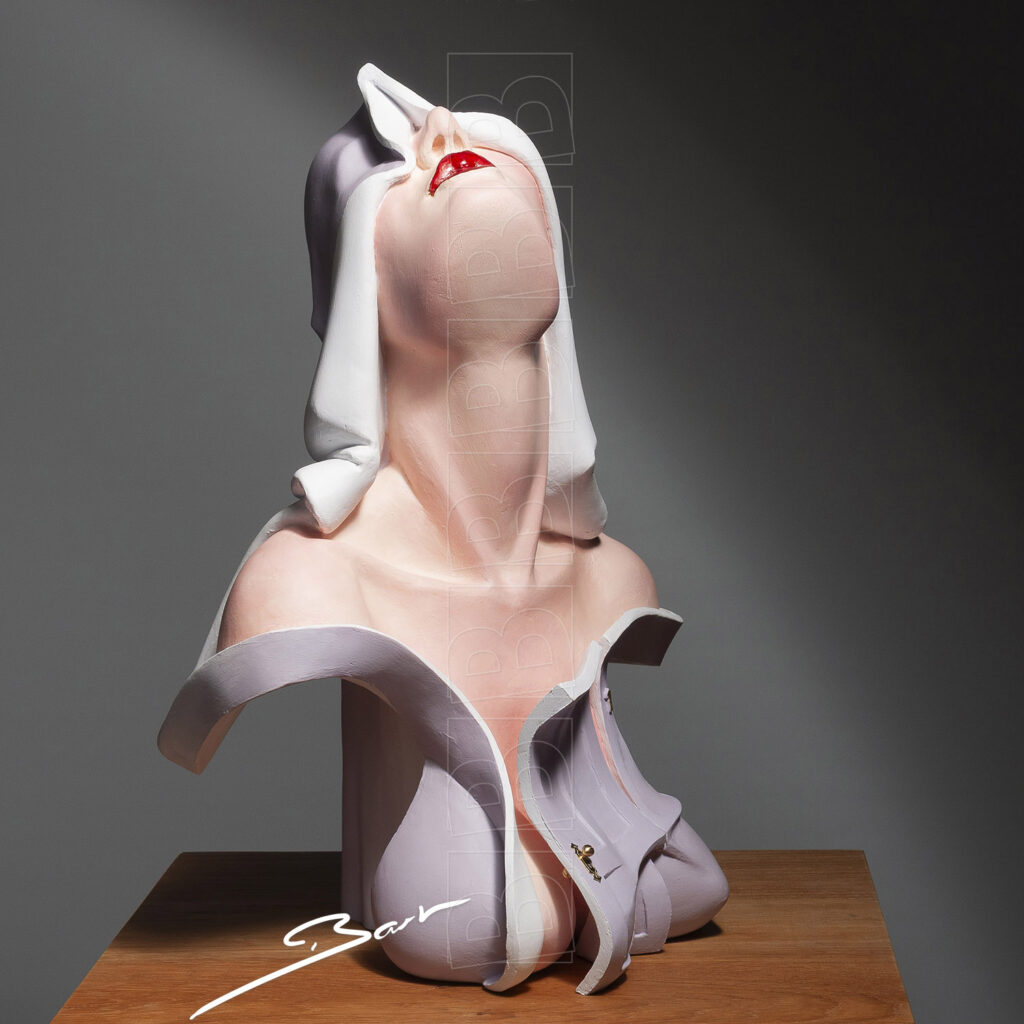 Sculptuur van hoofd en buste van een vrouw met deur voor haar boezem, geblindeerd door haar hoofddoek. Sculpture of the head and shoulders of a woman with a door before her bosom and blindfolded by her headscarf.