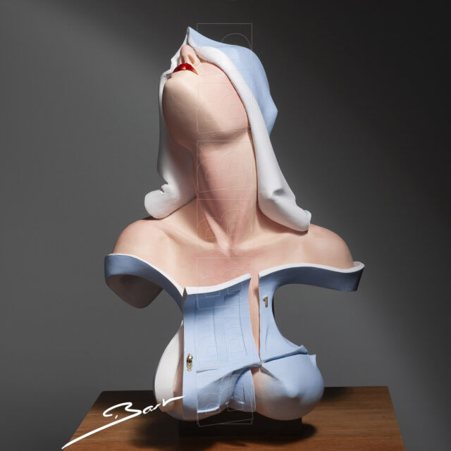 Sculptuur van hoofd en buste van een vrouw met deur voor haar boezem, geblindeerd door haar hoofddoek. Sculpture of the head and shoulders of a woman with a door before her bosom and blindfolded by her headscarf.