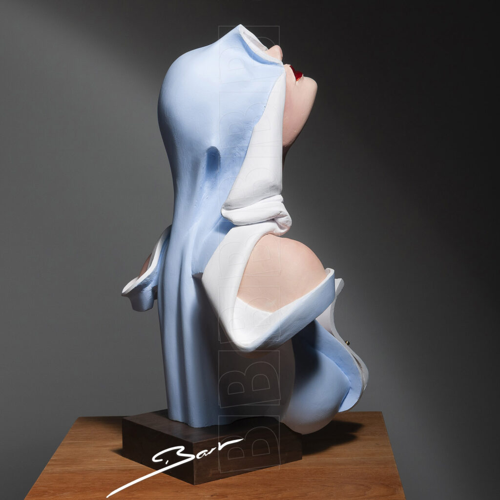 Sculptuur van hoofd en buste van een vrouw met deur voor haar boezem, geblindeerd door haar hoofddoek. Sculpture of the head and shoulders of a woman with a door before her bosom and blindfolded by her headscarf.