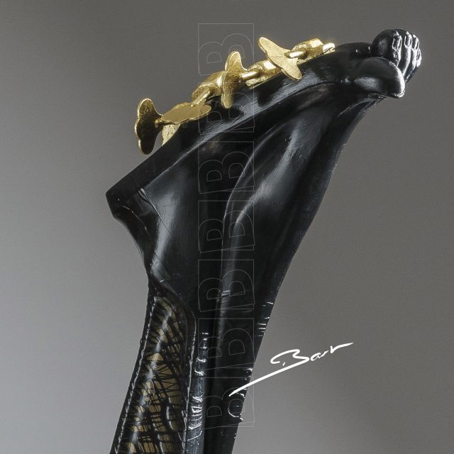 Sexy sculptuur van vermenselijkte basgitaar. Sexy sculpture of anthropomorphized bass guitar