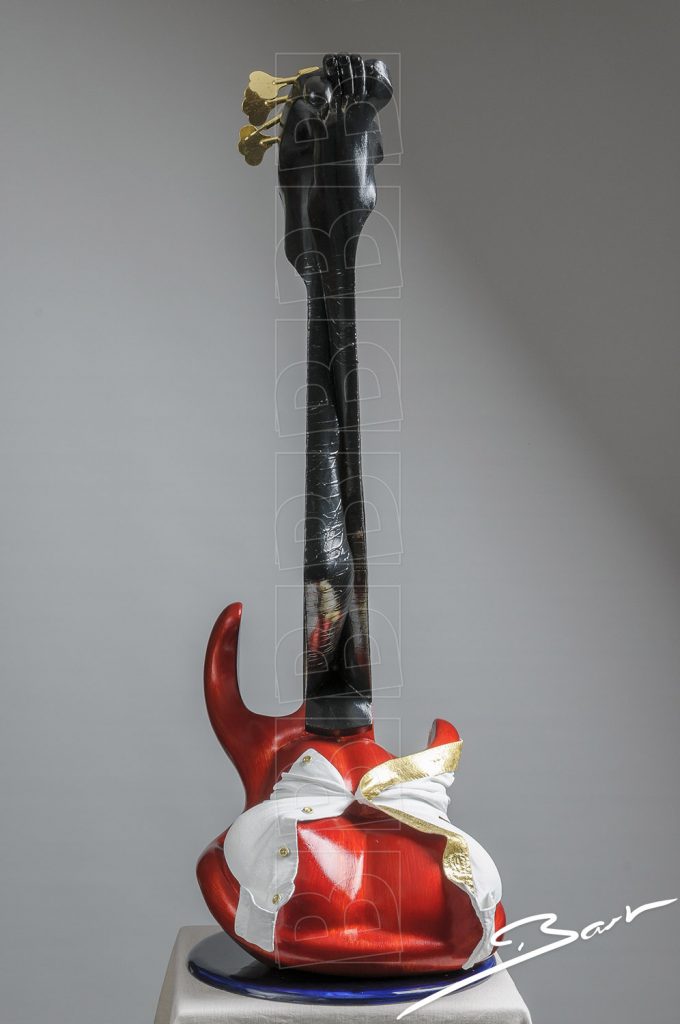 Sexy sculptuur van vermenselijkte basgitaar. Sexy sculpture of anthropomorphized bass guitar