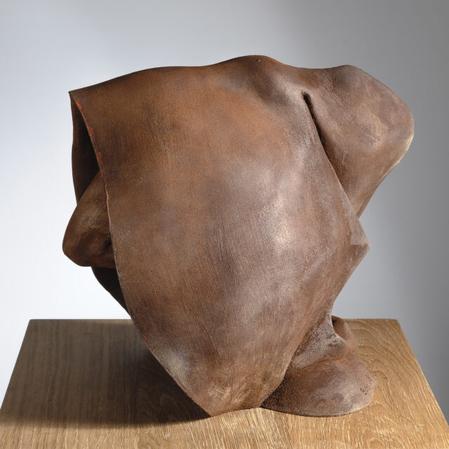 Sculptuur van een monnik met een kap over zijn hoofd. Sculpture of a monk with a hood over his head. By Bart van der Voort.