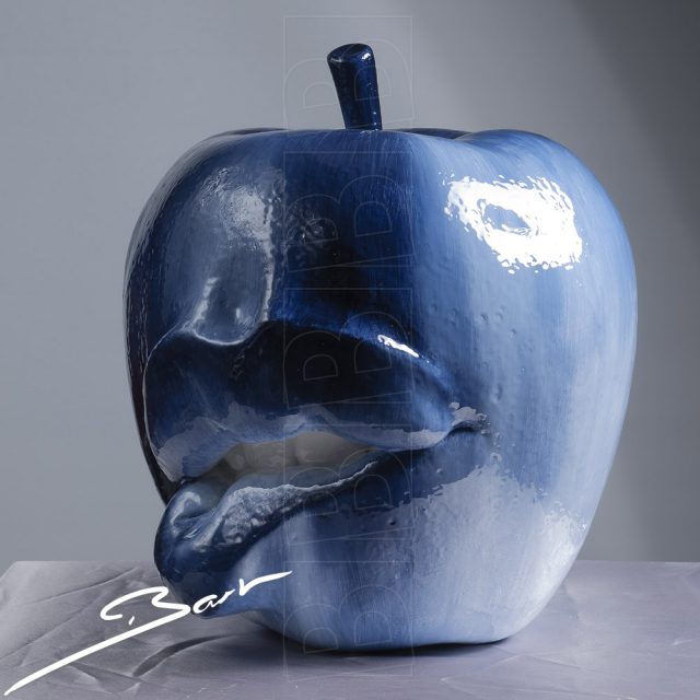 Appel met mond bijt op haar onderlip. Apple with mouth bites her lower lip.