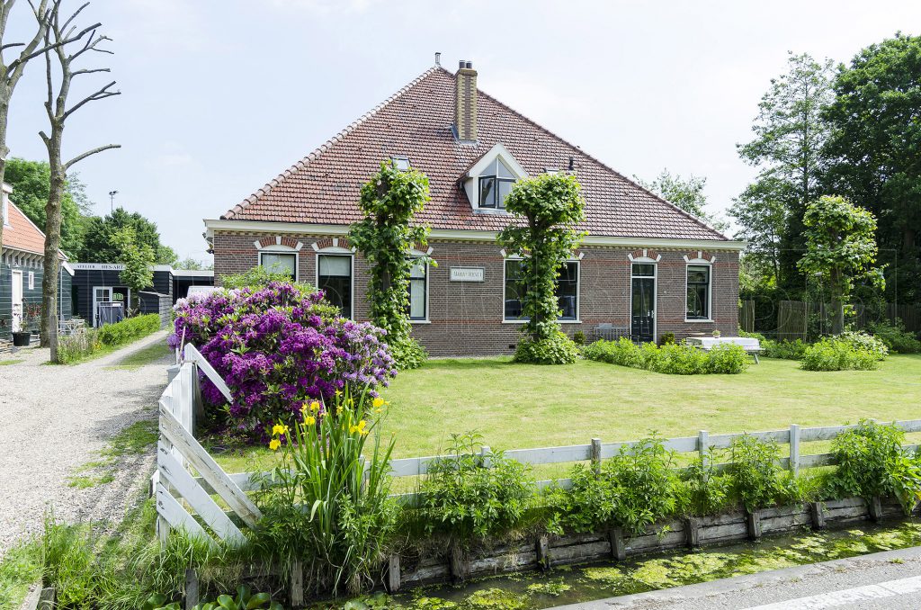 Exterieur van vrijstaand woonboerderij.