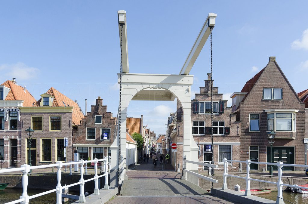 Straatgezicht met ophaalbrug.