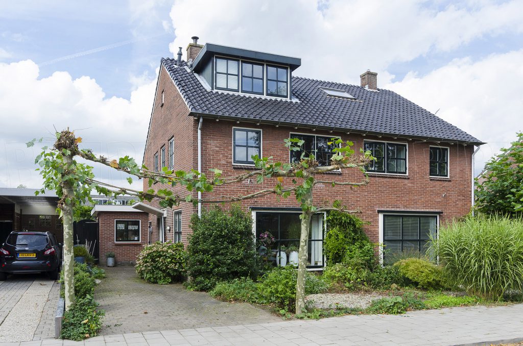 Exterieur van woonhuis. Hoekhuis.