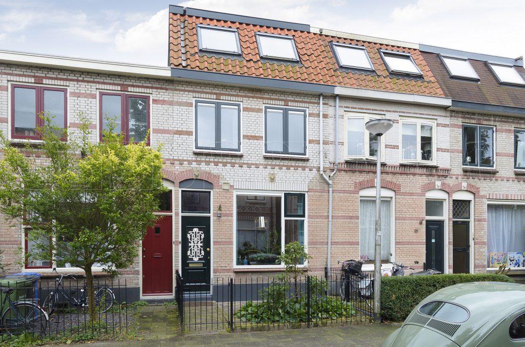 Exterieur van woonhuis. Rijtjeshuis