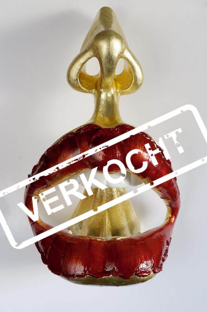 Sculptuur van open mond met tong en neus in goud en rood. Sculpture of open mouth with tongs and nose in gold colour and red. Verkocht. Sold.